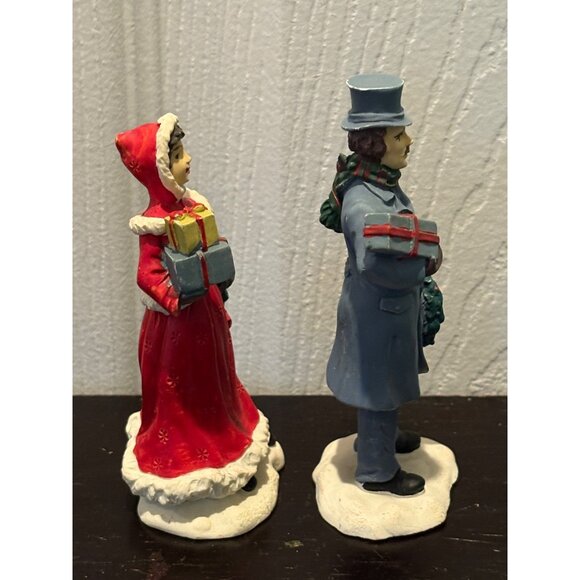Vintage Christmas Caroler Figurines Set Of 2 Man & Woman Holding Gifts & Wreaths - Picture 4 of 5